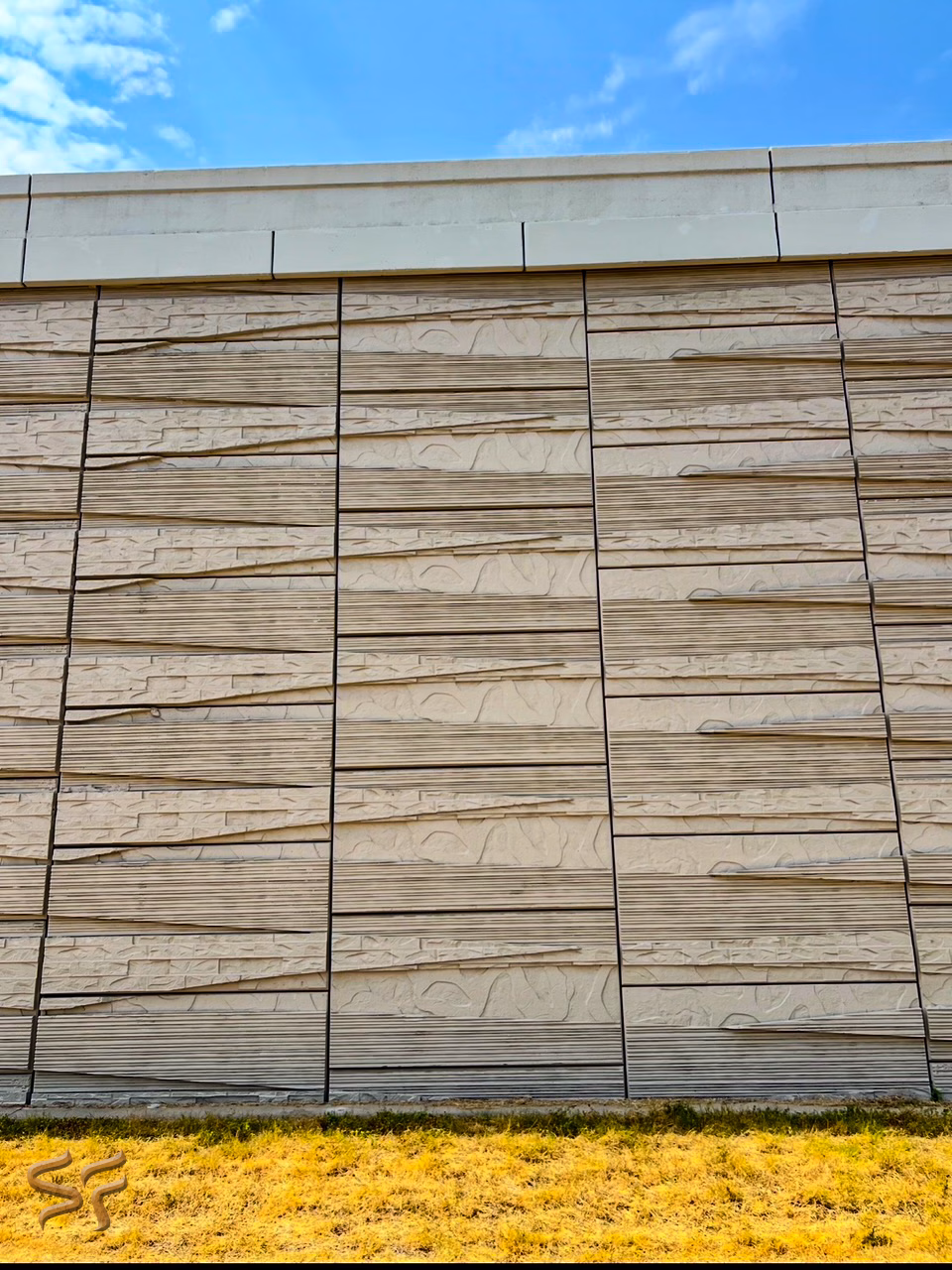 Strata textured MSE retaining wall